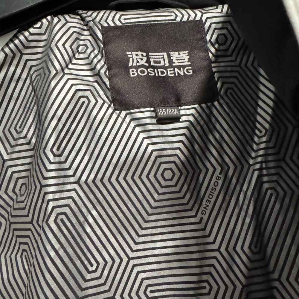 Stylish White Ski Jacket with Black Accents - Picture 8 of 9